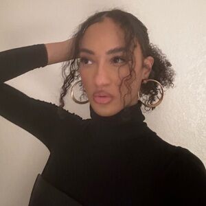 Meet your Posher, Aisha